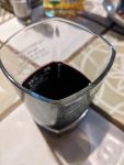 Вино в бокале - выглядит почти чёрным