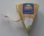 Треугольник сыра Hochland со сливочным вкусом.