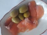 Семга ВкусВилл на талелке с оливками.