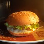 Гамбургер из булки Коломенский в микроволновке.