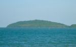 Вид на один из холмов острова с катера Lompraya