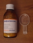 Гранулированный порошок для приготовления суспензии "Цефалексин" в бутылочке и мерная ложка