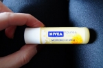 Внешний вид тюбика бальзама для губ NIVEA Pure&Natural Молоко и мед)