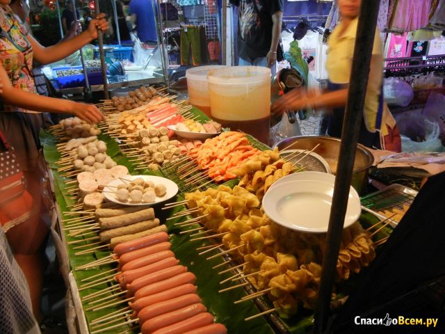 Вечерний рынок около Banzaan Fresh Market на Патонге (Пхукет, Таиланд)