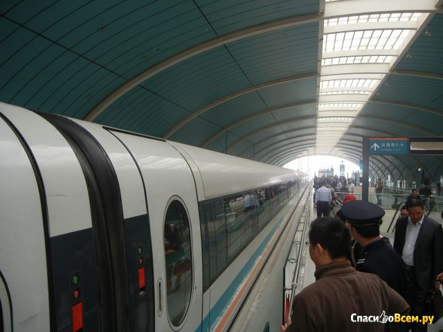 Шанхайский поезд Маглев на магнитном подвесе (Китай)