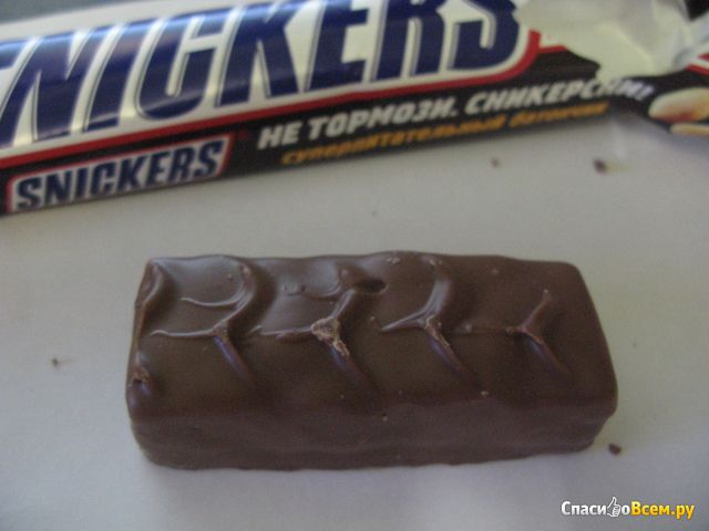 Шоколадный батончик Snickers