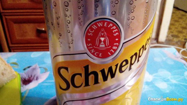 Сильногазированный напиток Schweppes Indian Tonic