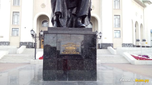 Памятник Мажиту Гафури (Россия, Уфа)
