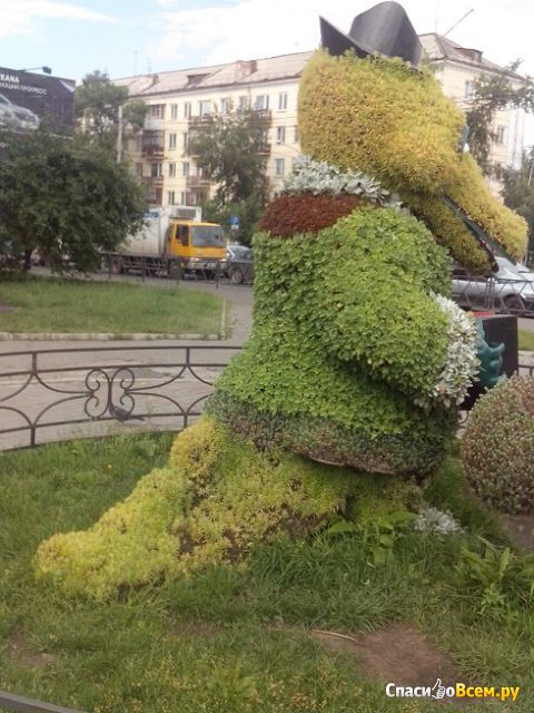 Цветочная скульптура "Крокодил Гена и Чебурашка" (Красноярск, сквер Корнетовский)