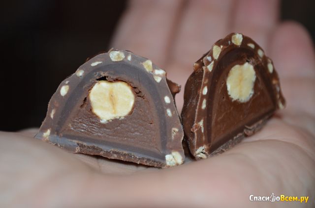 Шоколадные конфеты "Esfero" Crema с цельным фундуком в молочном шоколаде