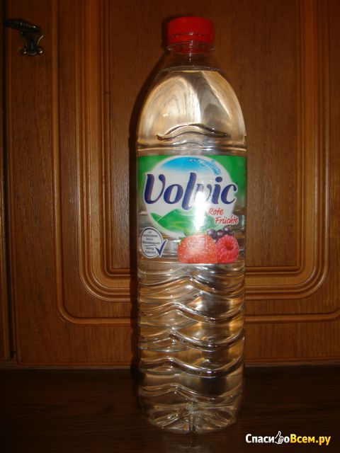 Вода минеральная Volvic негазированная со вкусом красных ягод