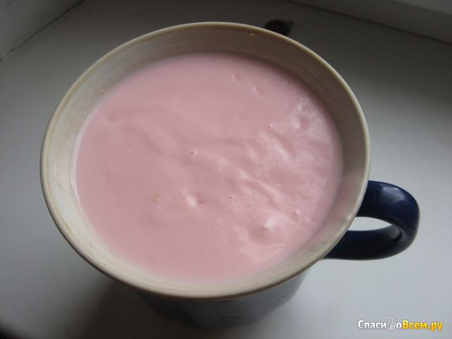 Йогурт "Молочная река" столичный с плодово-ягодным наполнителем "клубничный" 2,5%