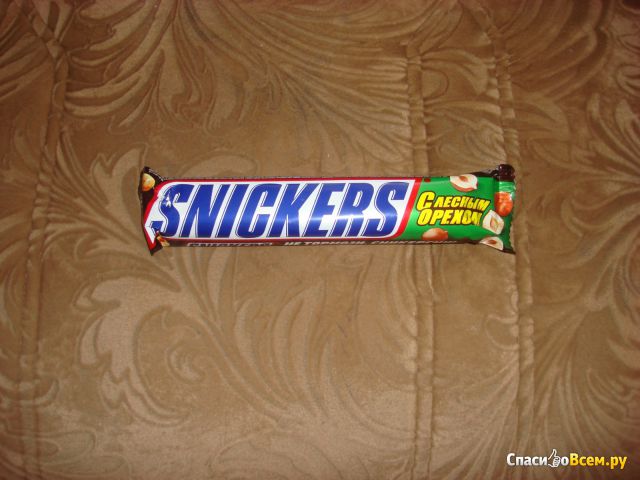 Шоколадный батончик "Snickers" с лесным орехом