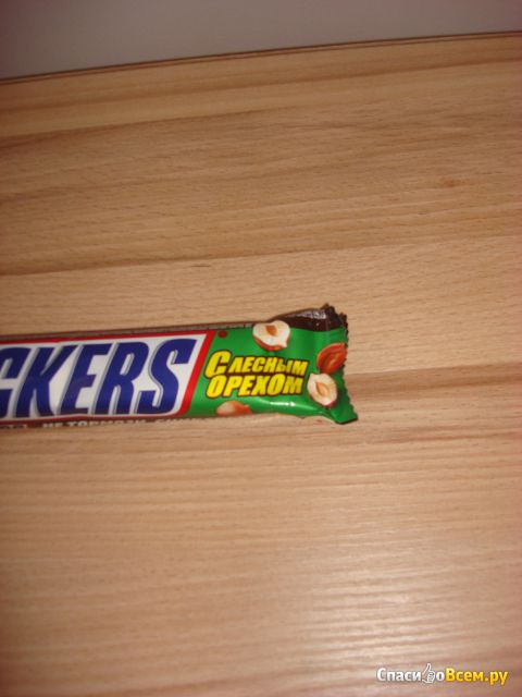 Шоколадный батончик "Snickers" с лесным орехом