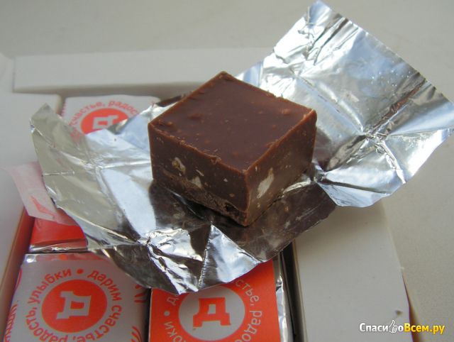 Шоколад Дикси «Озерский сувенир» молочный с фундуком в карамели