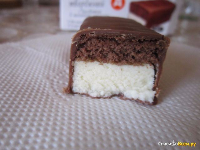Сырок творожный глазированный с бисквитом в молочном шоколаде "Дикси"