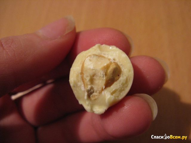 Фундук в белом шоколаде "Золотой орешек"