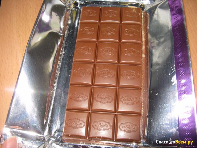 Молочный шоколад АВК с тертым фундуком