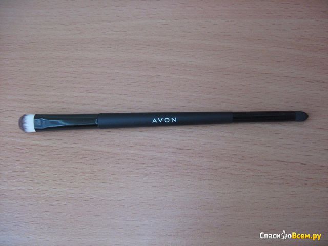 Двусторонняя кисточка-аппликатор Avon для нанесения теней