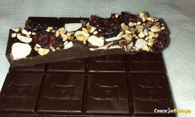 Шоколад «Bucheron» горький с миндалем, клюквой и фисташками 72%
