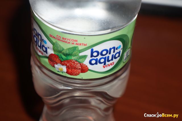 Негазированная минеральная вода Bon Aqua Viva со вкусом земляники и мяты