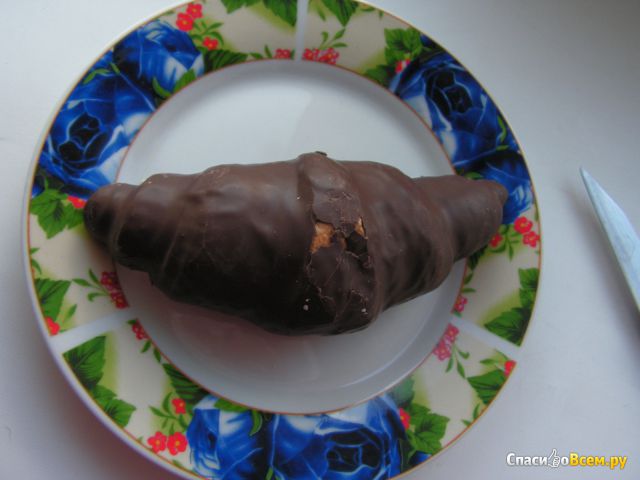 Круассан «Мэри» с конфитюром в шоколадной глазури