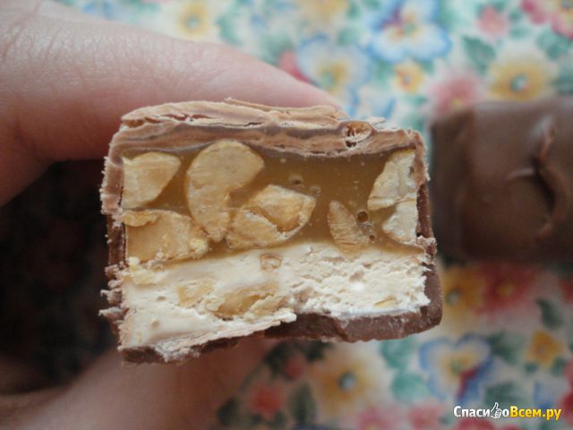 Шоколадный батончик Snickers Super с жареным арахисом, карамелью и нугой