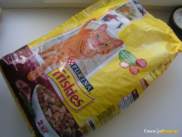 Сухой корм для кошек Purina Friskies с мясом и полезными овощами