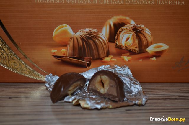 Конфеты А. Коркунов "Молочный шоколад" Цельный фундук и светлая ореховая начинка