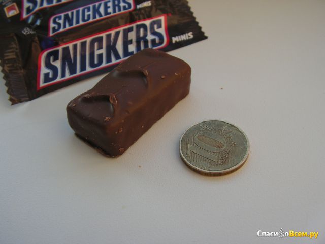 Шоколадный батончик Snickers minis с жареным арахисом, карамелью и нугой,покрытый молочным шоколадом