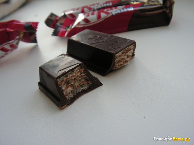 Темный шоколад с хрустящей вафлей KitKat Dark mini