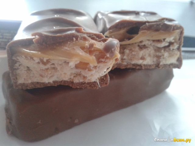 Шоколадный батончик "Snickers" с лесным орехом