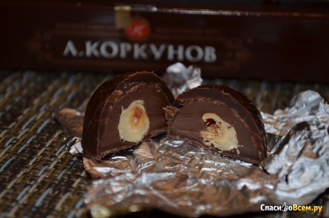 Конфеты "А. Коркунов" Темный шоколад Цельный фундук и темная ореховая начинка