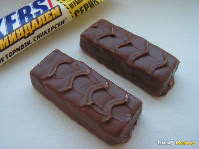 Шоколадный батончик "Snickers" с миндалем