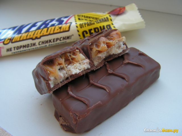 Шоколадный батончик "Snickers" с миндалем