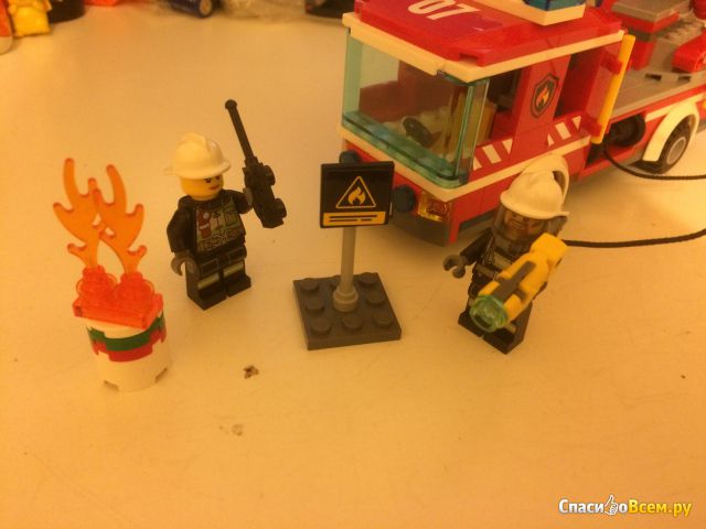 Конструктор Lego City "Пожарный автомобиль с лестницей" 60107