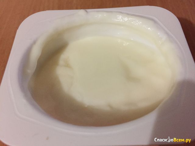 Йогурт двухслойный вишня-черная смородина "Савушкин продукт" 2%