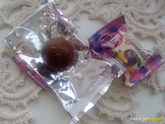 Шоколадные конфеты Слада "Le Frua" Чернослив с орехом в шоколадной глазури