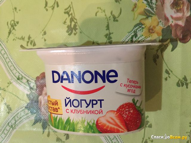 Йогурт с клубникой "Danone" 2,9%