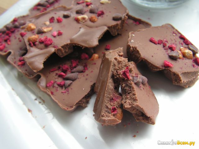 Шоколад Milka Collage с малиной, фундуком и шоколадными каплями