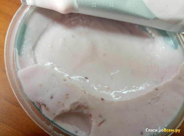 Густой йогурт "Активиа" биопротеиновая с брусникой и клубникой