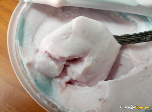 Густой йогурт "Активиа" биопротеиновая с брусникой и клубникой