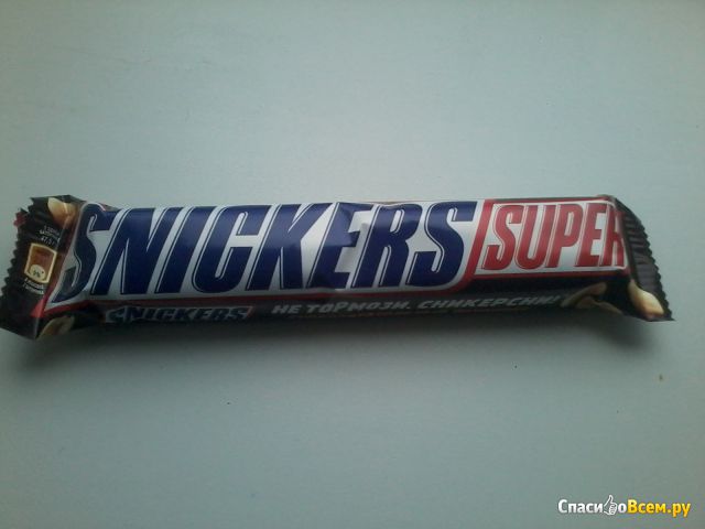 Шоколадный батончик Snickers Super с жареным арахисом, карамелью и нугой