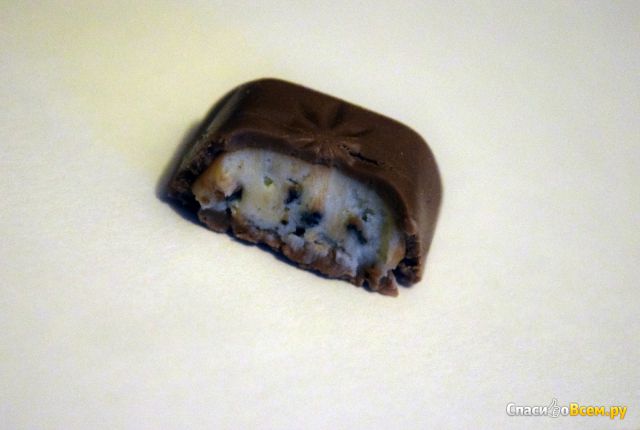 Шоколад молочный Schogetten "Black & White" с начинкой "ванильный крем" с кусочками печенья с какао