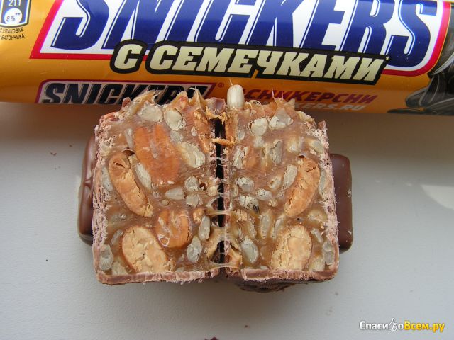 Шоколадный батончик Snickers с семечками