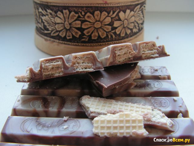 Белый и молочный шоколад со вкусом капучино и карамели с хрустящей вафлей Nestle "KitKat" Senses Tas
