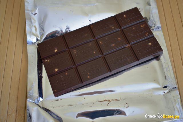 Экстрачерный шоколад Roshen с цельными лесными орехами