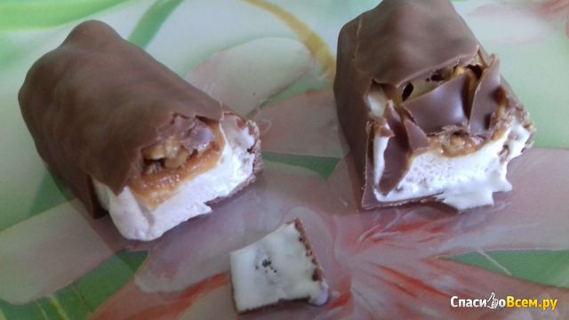Мороженое молочное Snickers с карамелью и фундуком, покрытое глазурью