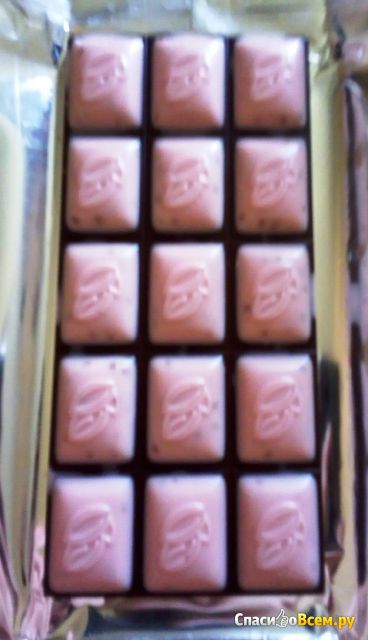 Темный шоколад и белый шоколад "Россия щедрая душа" со вкусом вишни и хрустящими шариками