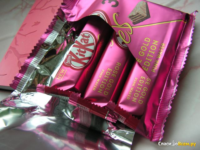 Белый шоколад со вкусом клубники и молочный шоколад с хрустящей вафлей Nestle "KitKat" Senses